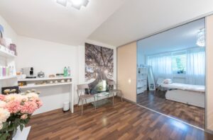 Wartebereich mit Kaffeemaschine